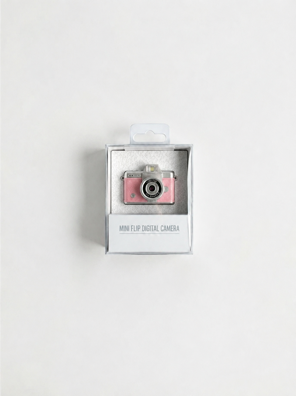 Empaque transparente y caja de presentación de la mini cámara digital vintage en color rosa pastel.